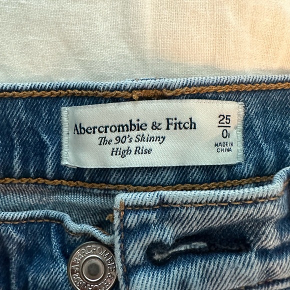 Abercrombie the 90’s Skinny High Rise - Picture 2 of 3